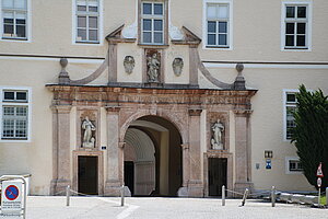Lilienfeld, Zisterzienserstift, Hauptportal zum Kirchhof, um 1638
